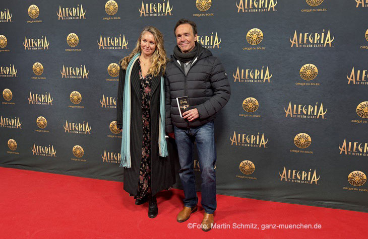 Schauspieler Hannes J&auml;necke mit seiner Freundin Stephanie Krogmann bei der Alegria Premiere des Cirque du Soleil am 05.02.2026 (&copy;Foto: Martin Schmitz) 
